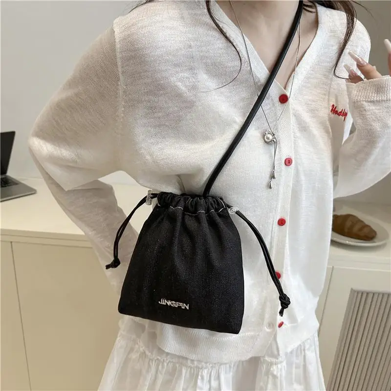 Borse a tracolla con coulisse in denim alla moda Borsa da ragazza Borsa a secchiello con tracolla Borsa da donna con senso del design della moda Borsa per telefono Borsa per pendolari Regali