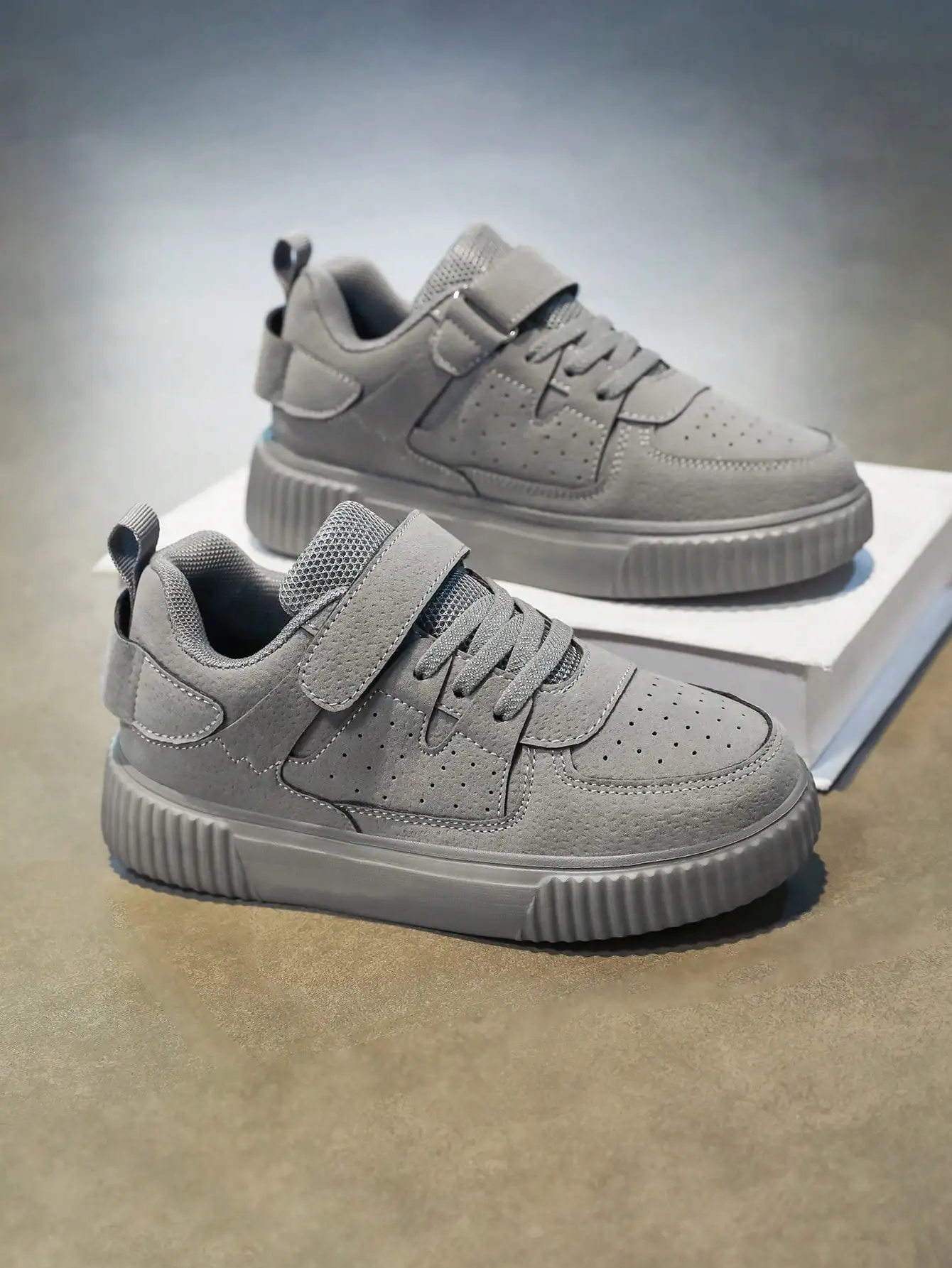 Children's Comfortable Casual Sports Shoes, Grey Dirt-Resistant Versatile Skateboard Shoes, Daily All-Match Style With Hook And Loop Closure For Easy On And Off, Lightweight For PE Class, Travel, Outdoor Wear, Sports, Performance