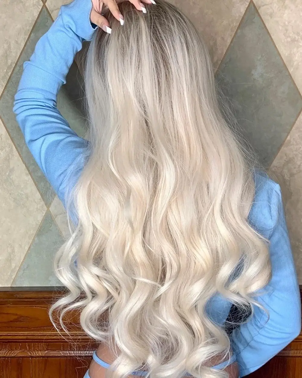 Perruque Lace Front Wig synthétique ondulée Blonde platine, cheveux naturels ombrés, racines blondes cendrées, 10%, Cosplay quotidien mixte, 13x4 HD