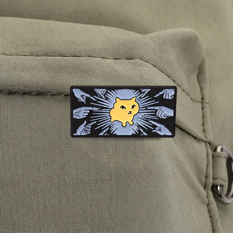 Rechteckiger Rahmen Lustige Anklagespielende Katze Emaille-Pin Virales Meme-Thema Brosche Schwarzer Hintergrund mit Strahlenden Linien Anstecknadel – Detail 3