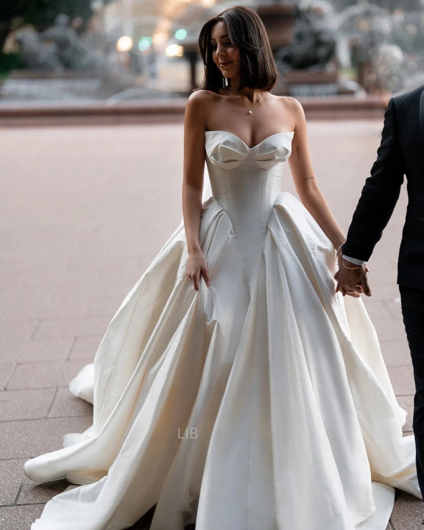 2025 Charming Hot Sale Elegant Sweetheart Off White Wedding Dress for Women 2024 Luxury Long Train Corset Simple Bride Dress