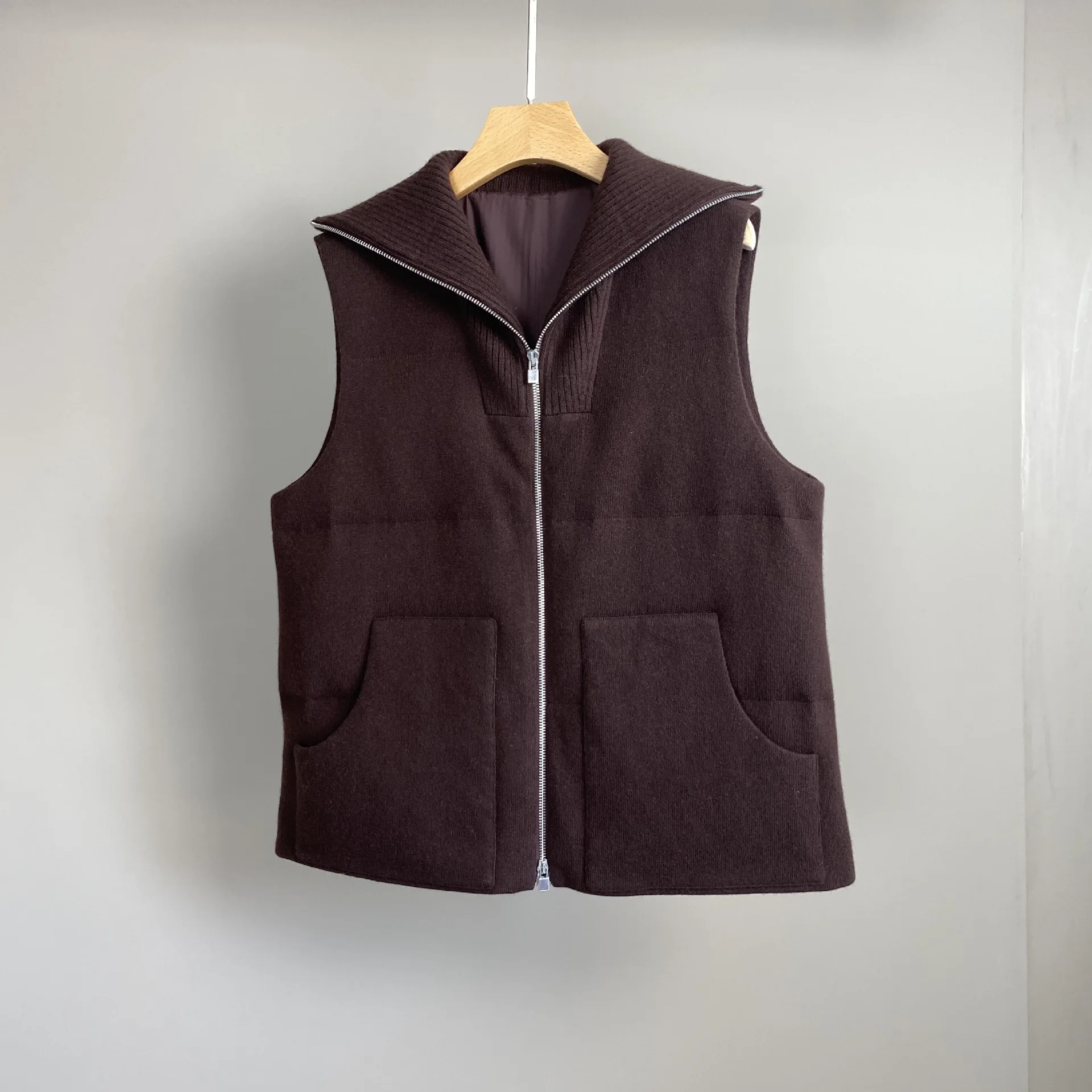 2025 Otoño e Invierno nuevo chaleco de plumas de ganso tejido de Cachemira chaleco de moda que combina con todo para mujer