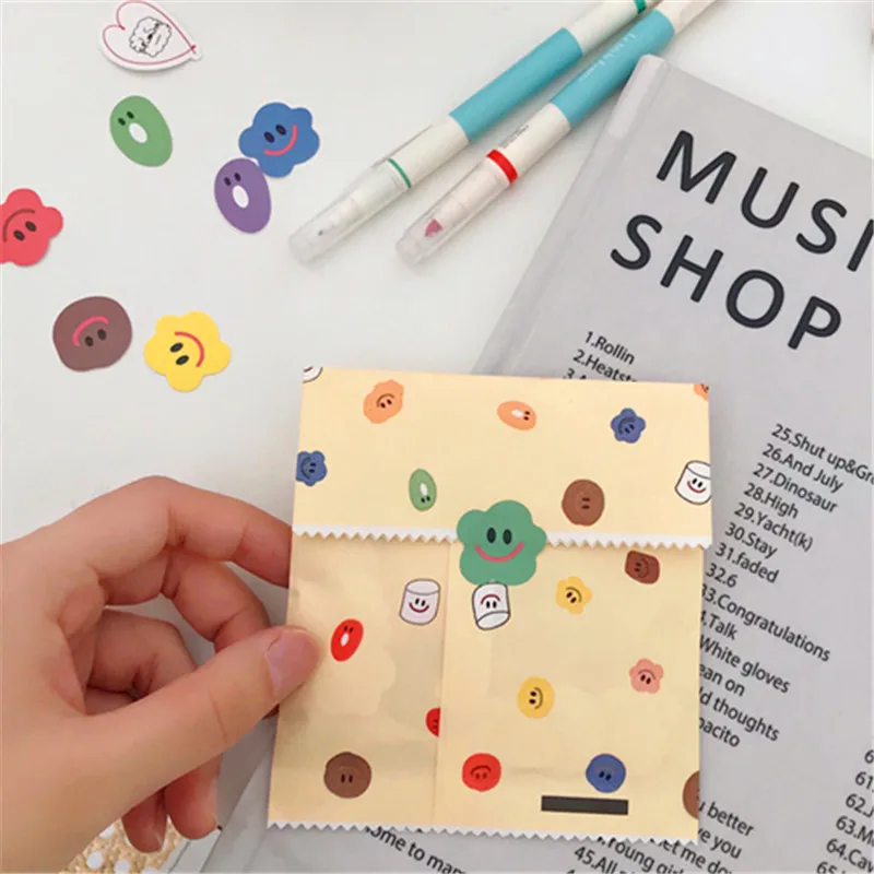 100PCS/1STE KPOP Set di adesivi con faccina sorridente Anime Circolare multicolore autoadesivo in carta artigianale arte modello casuale