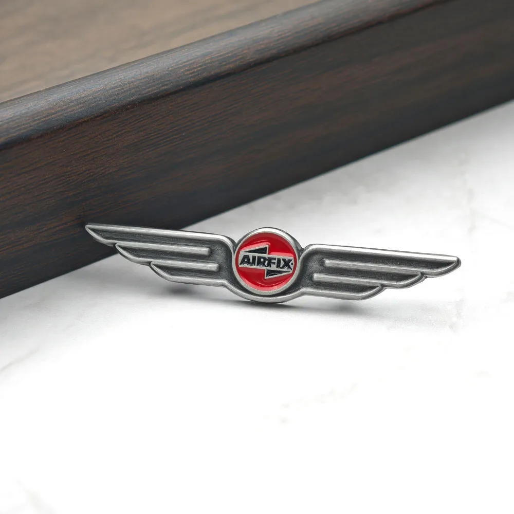 Airfix Logo-Brosche, klassischer roter Kreis, Flügel, Metall-Reversnadel, Retro-Flugzeugmodell, Fan-Abzeichen, Kleidung, Rucksack, Schmuck, Accessoires – Detail 10