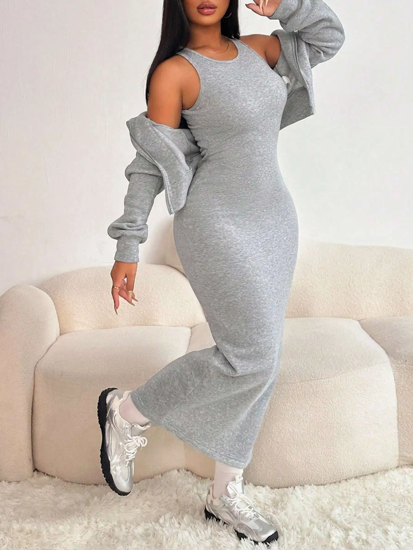 

Женский комплект из 2 предметов: куртка на молнии с капюшоном и платье-борцовка из эластичного трикотажа