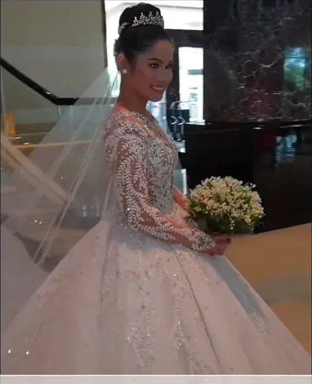 Abito da sposa da donna in pizzo di lusso personalizzato Elegante manica a sfera con perline Vedi attraverso il treno Sposa da sposa su misura 2024