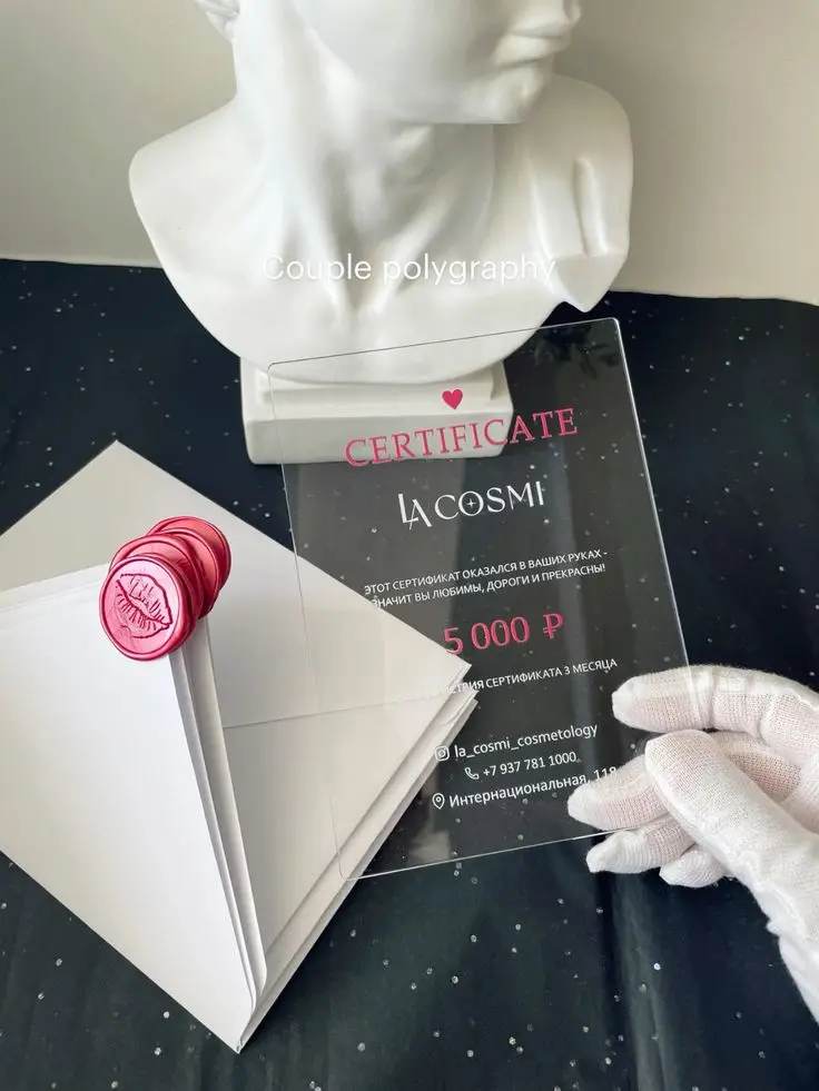 Diseño de certificado de regalo personalizado con tarjetas transparentes estéticas para peluquería de uñas y sobre elegante invitación de boda