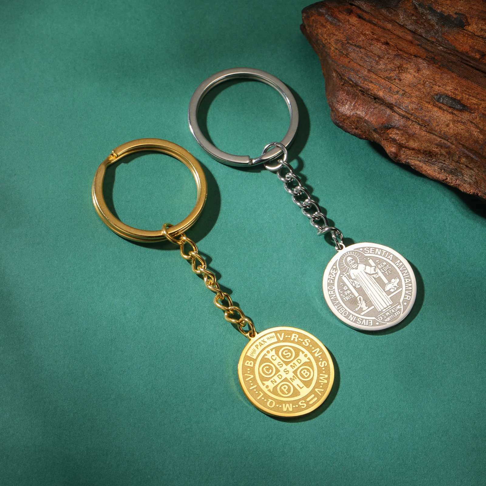 COOLTIME Saint Benedict Medaille Halskette Edelstahl katholischen Medaillon Anhänger Halsreif Vintage San Benito Amulett Schmuck Geschenk – Detail 1