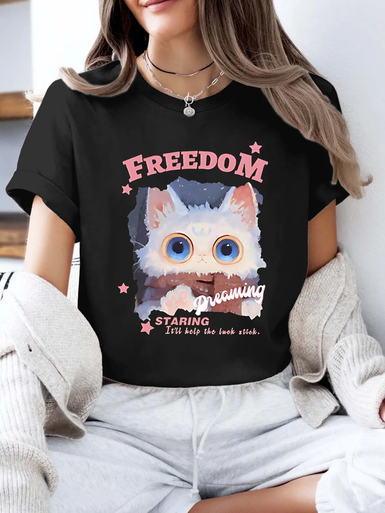 بالإضافة إلى حجم تي شيرت قصير الأكمام - قميص ملابس نسائية: "FREEDOM" لطيف القط الحلم الرسم