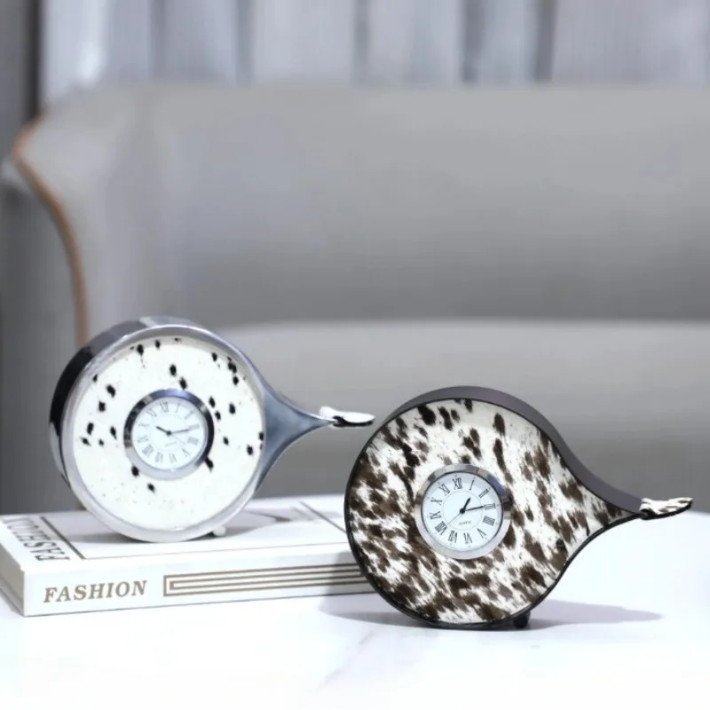 European Table Clocks Irregular Shape Metal Frame Horse Hair Texture Clocks Luxury Simple Tabletop Ornament Bedroom Home Decor