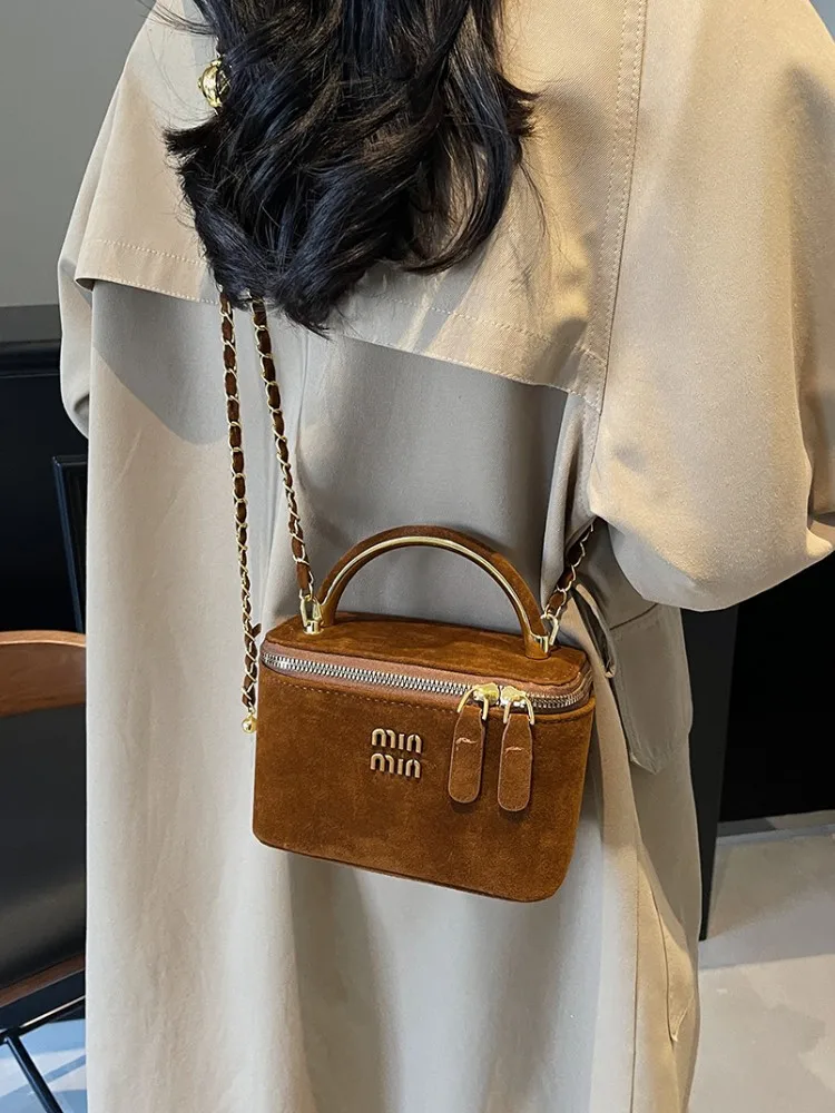 

2025, роскошная дизайнерская красная маленькая квадратная сумка в стиле ретро, роскошная дизайнерская сумка-мессенджер с цепочкой, портативная сумка-ведро Tide