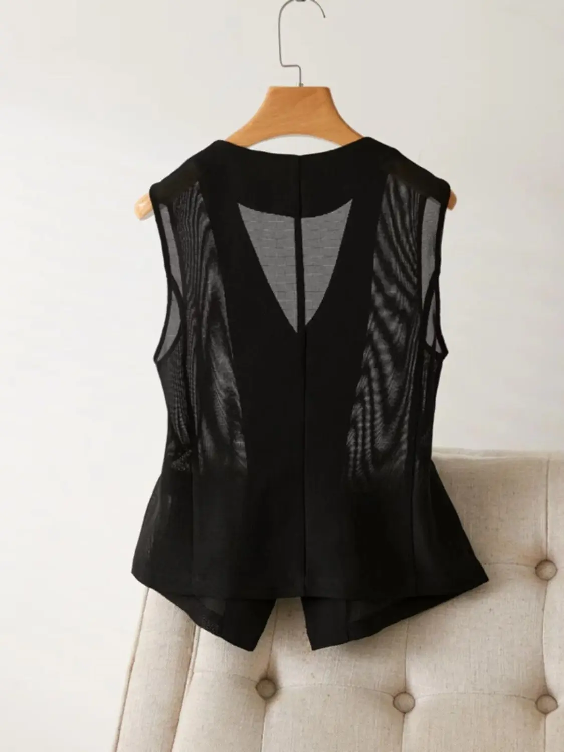 Black V-neck Mesh Short Vest Women's Summer 2024 New Slim Fit Design Feeling Sleeveless Thin Jacket