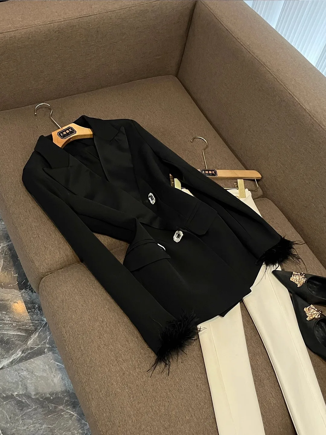 

Ele Bla Diamond Embellied Feather Sve Атласный лоскутный женский костюм Jaet Winter Faion High-End Feel X587