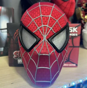 Direct leverbaar: 1:1 schaal Miles Morales Spider-Man elektronisch masker met bewegende, oplichtende ogen, ringbediening, cosplay speelgoed, cadeau voor jongens