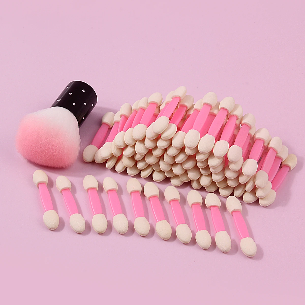 O conjunto de escova multifuncional inclui um bastão de esponja de duas cabeças e uma escova ultrapamacia de cabo curto, uma ferramenta de beleza