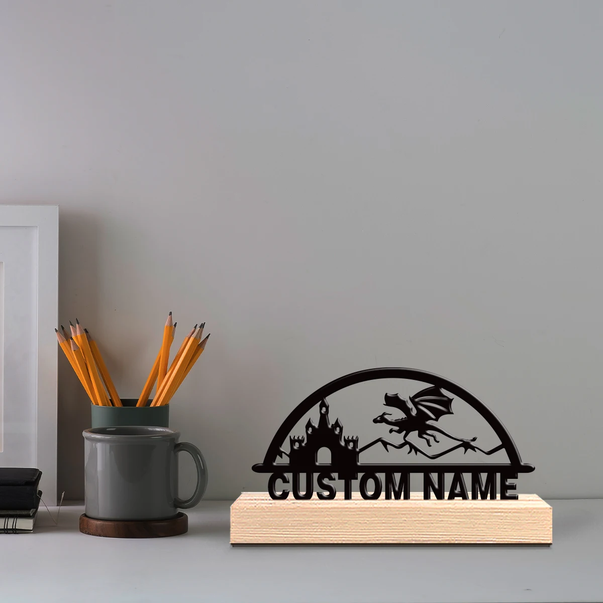 1 pièce Statue en métal simple, motif Château Dragon, avec nom personnalisable, base en bois, artisanat d'art