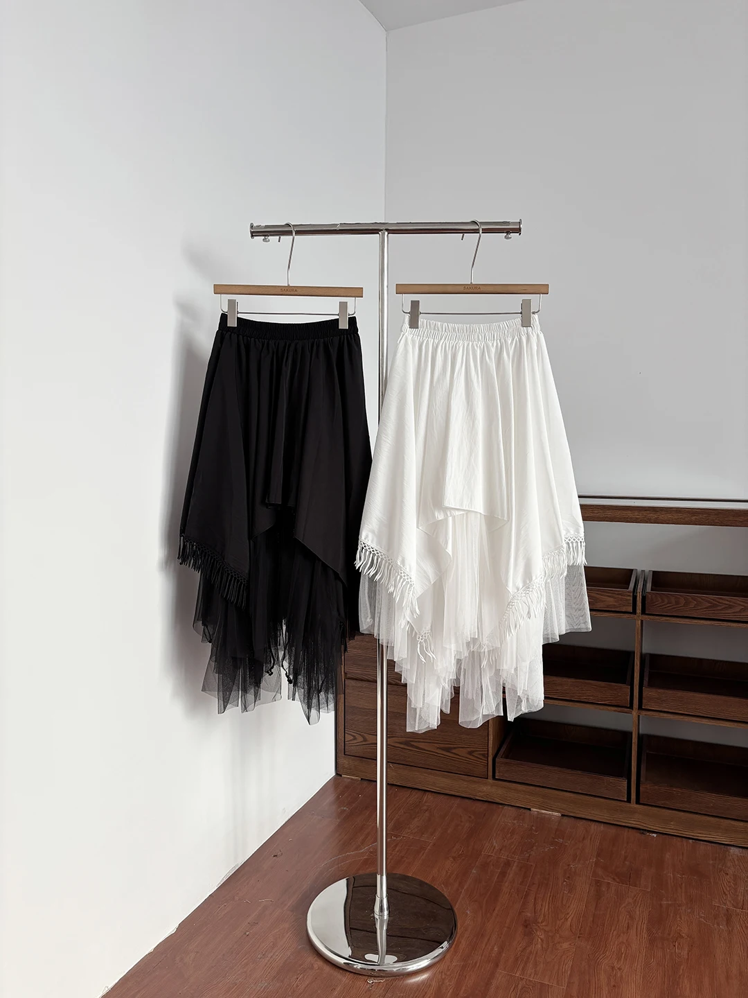 

Асимметричная юбка с кружевными вставками, женская, весна-осень, новая модель, средней длины, милая, омолаживающая, белая, А-силуэт, с высокой талией...