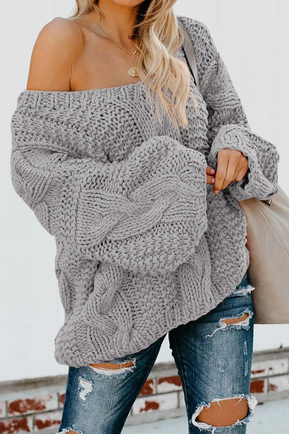 

Fall/Winter collection. A loose-fitting long-sleeved V-neck knitted coat. It can be worn with shoulders exposed and is suitable