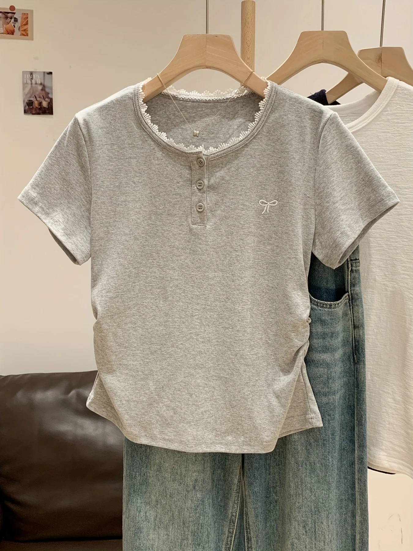 Graues Kontrast-T-Shirt mit Spitze und Schleife, Kurzarm, Damen-Sommer-Neuheit, Top mit Plissee-Taille