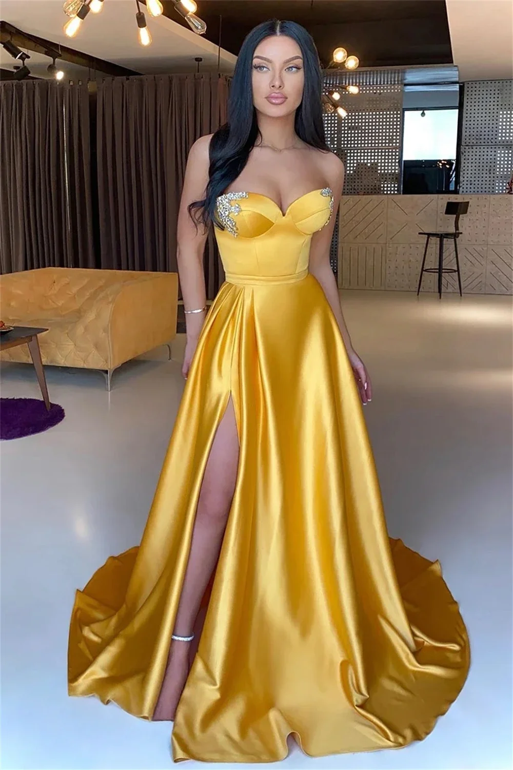 Aangepaste gouden a-lijn kralen zijsplit galajurken mouwloos vestidos de noche vloerlengte avondjurk