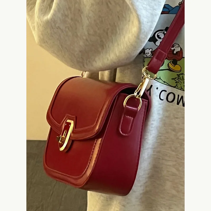 Vintage Burgundy PU Crossbody Bag 2023 New Ladies Designer Unique Lock Chain Zipper Underarm Bags Elegant Light Luxury Handbag