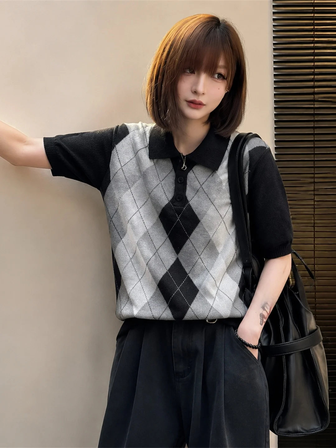 

Retro Neck Short Sleeve Ice Silk Knitted Shirt Color Block Fashionable Top Summer 2026 Korean Style Straight Cut Knitwear