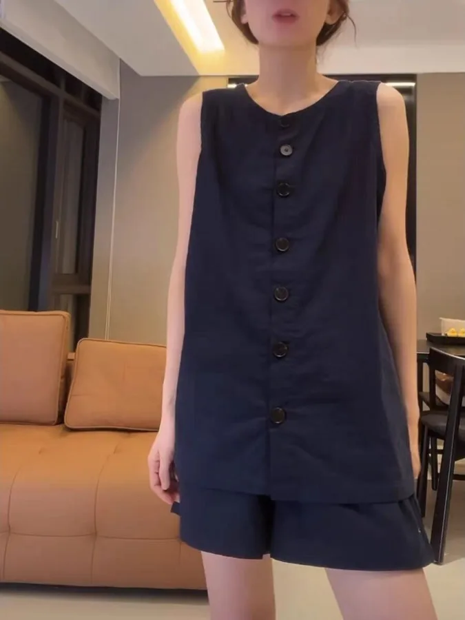 طقم أنيق من القطن والكتان يتكون من سروال قصير واسع الساق وبلوزة قصيرة بدون أكمام وتنورة متوسطة الطول بخصر مطاطي، مجموعة من قط...