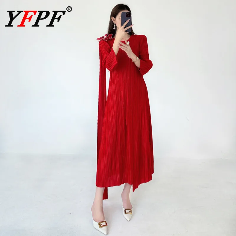 

Элегантное плиссированное длинное платье YFPF для женщин, с 3D цветочным аппликационным дизайном, однотонное, модное, весна 2026, новая коллекция одежды