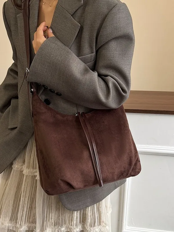 حقيبة يد من جلد الغزال لخريف وشتاء 2025، محفظة كلاسيكية للنساء، حقيبة كتف واسعة للركاب، حقيبة بسيطة من اليوم إلى الليل
