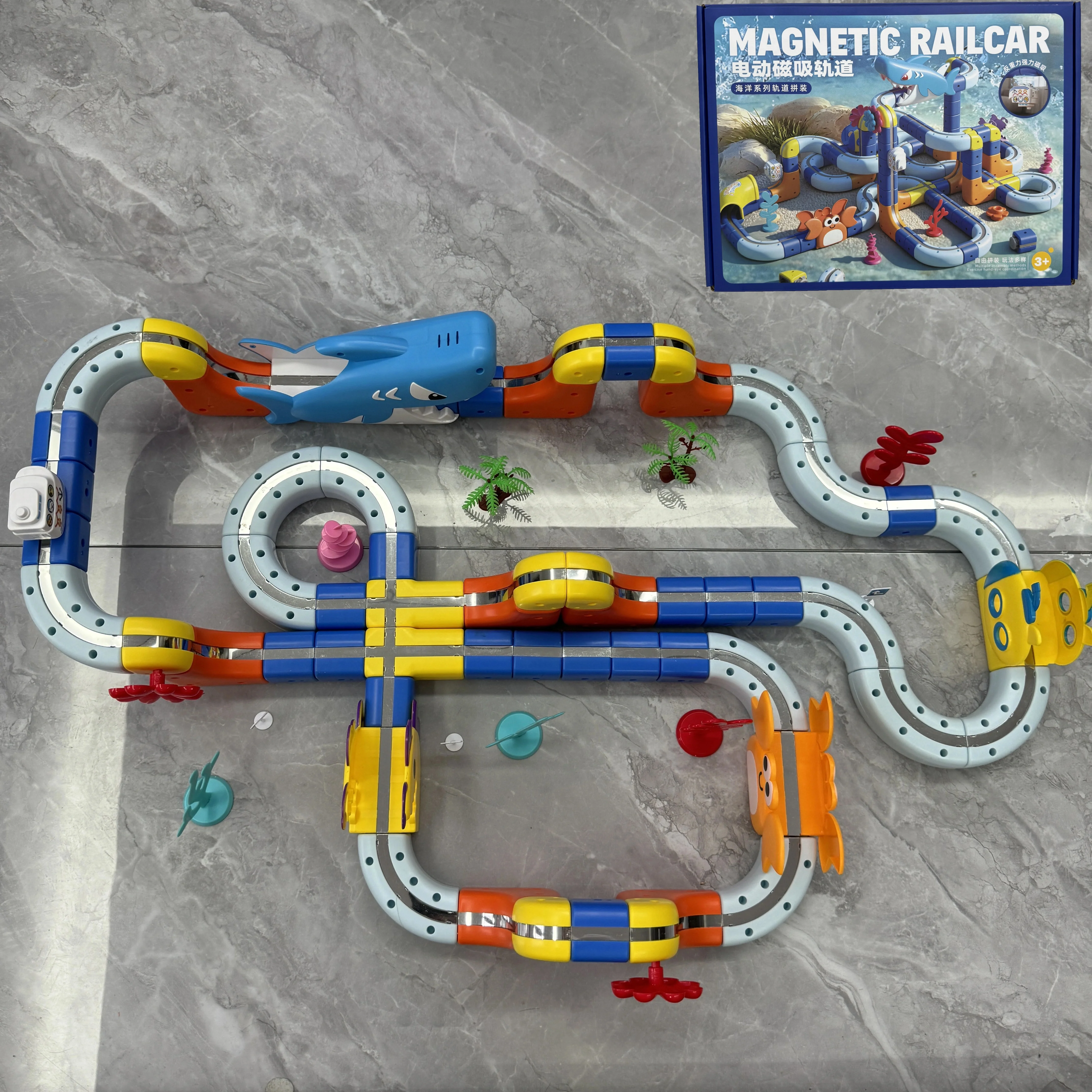 Auto da corsa elettrica magnetica oceanica con funzione pull-back Giocattolo educativo per pista di scorrimento a gravità per bambini Regalo di festa di Natale