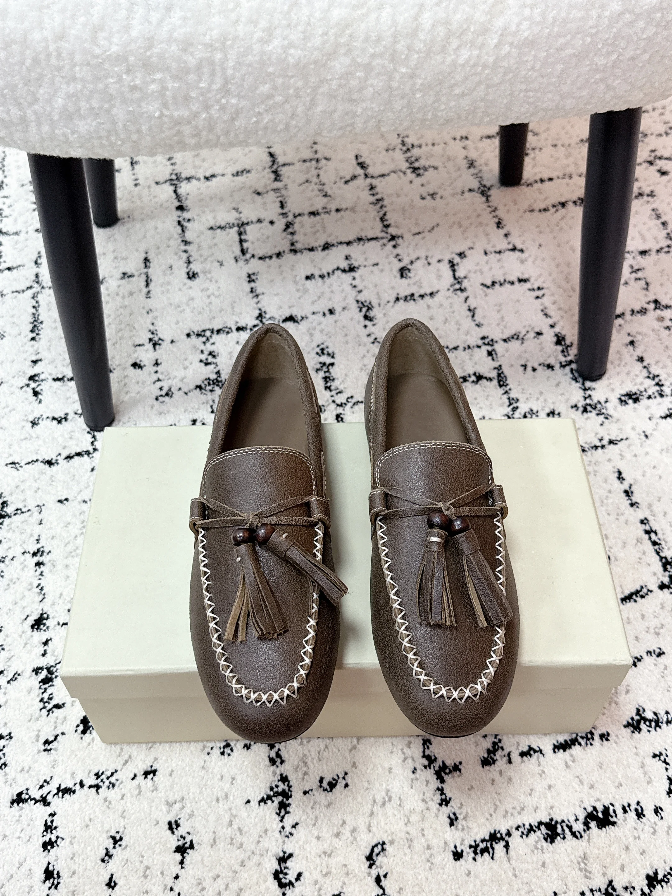 حذاء بدون كعب مسطح مهدب بسيط جديد لعام 2025، نسيج ناعم، تصميم رائع، سهل الارتداء والخلع #1