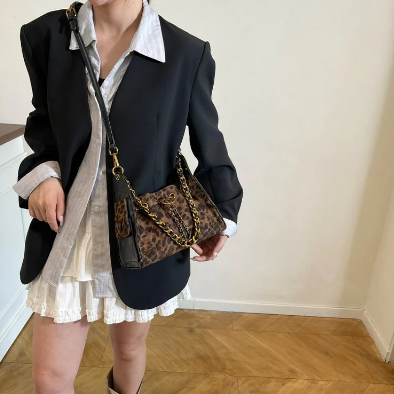 

Elegant women's chain strap crossbody bag, fashionable shoulder bag, casual trendy handbag, creating a daily exquisite style