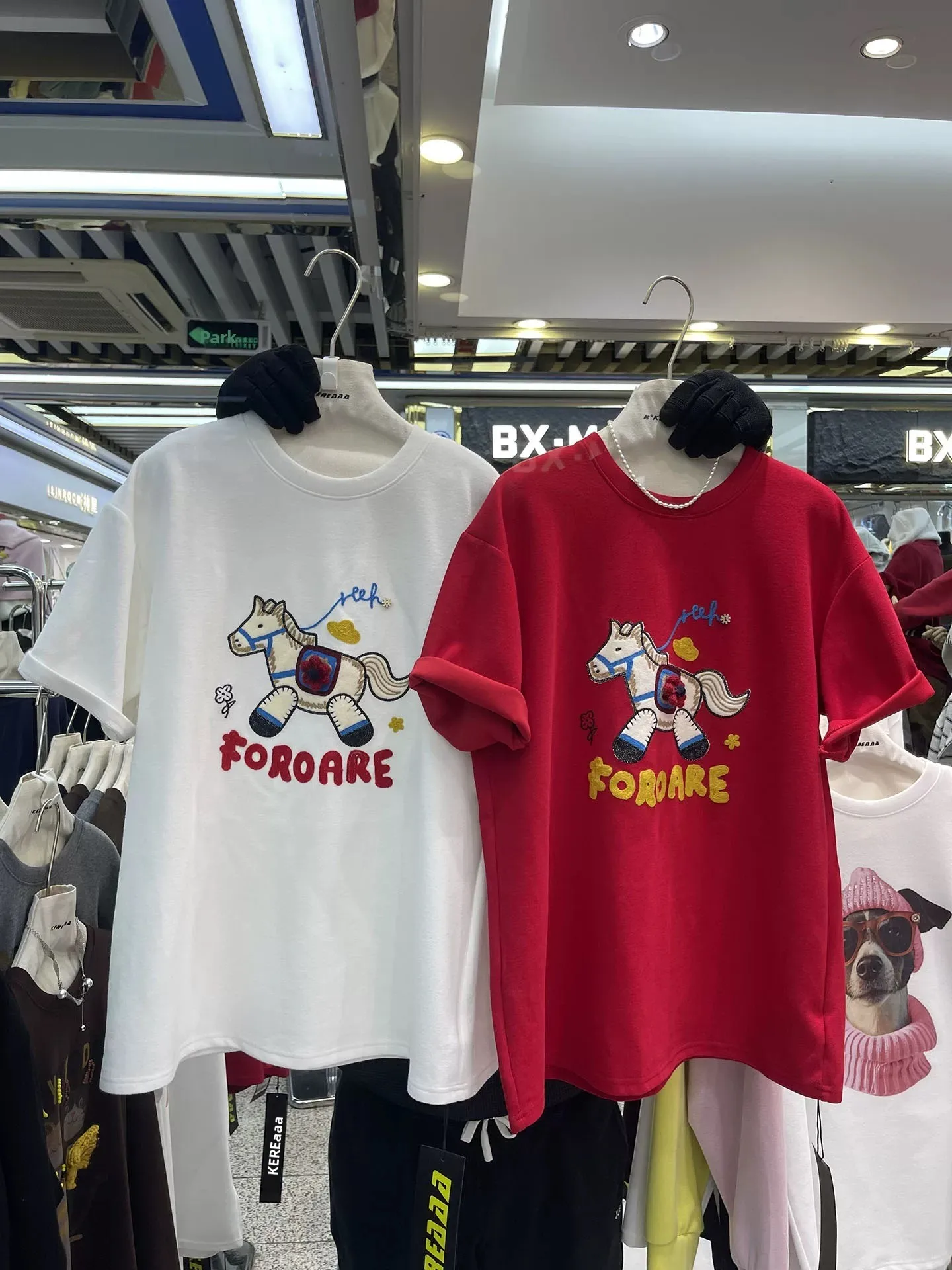 

Свободная футболка с круглым вырезом и вышивкой, красная, для женщин, осенне-зимняя, модная, повседневная, удобная, стильная.