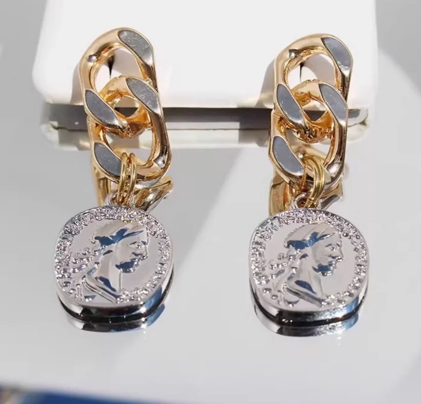 Orecchini con monete d'oro con ritratto in rilievo retrò, orecchini a catena alla moda e alla moda