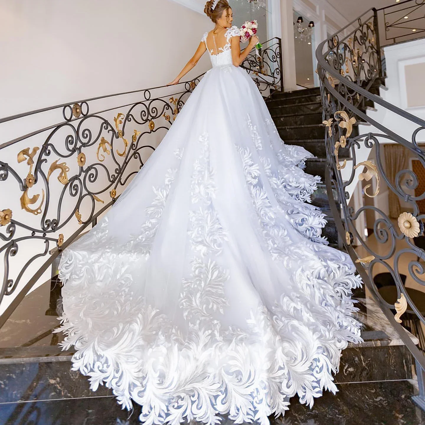 فساتين زفاف الأميرة الرائعة برقبة دائرية وأكمام قصيرة فستان الزفاف مزين سباركلي ثوب زفاف للعروس 2025