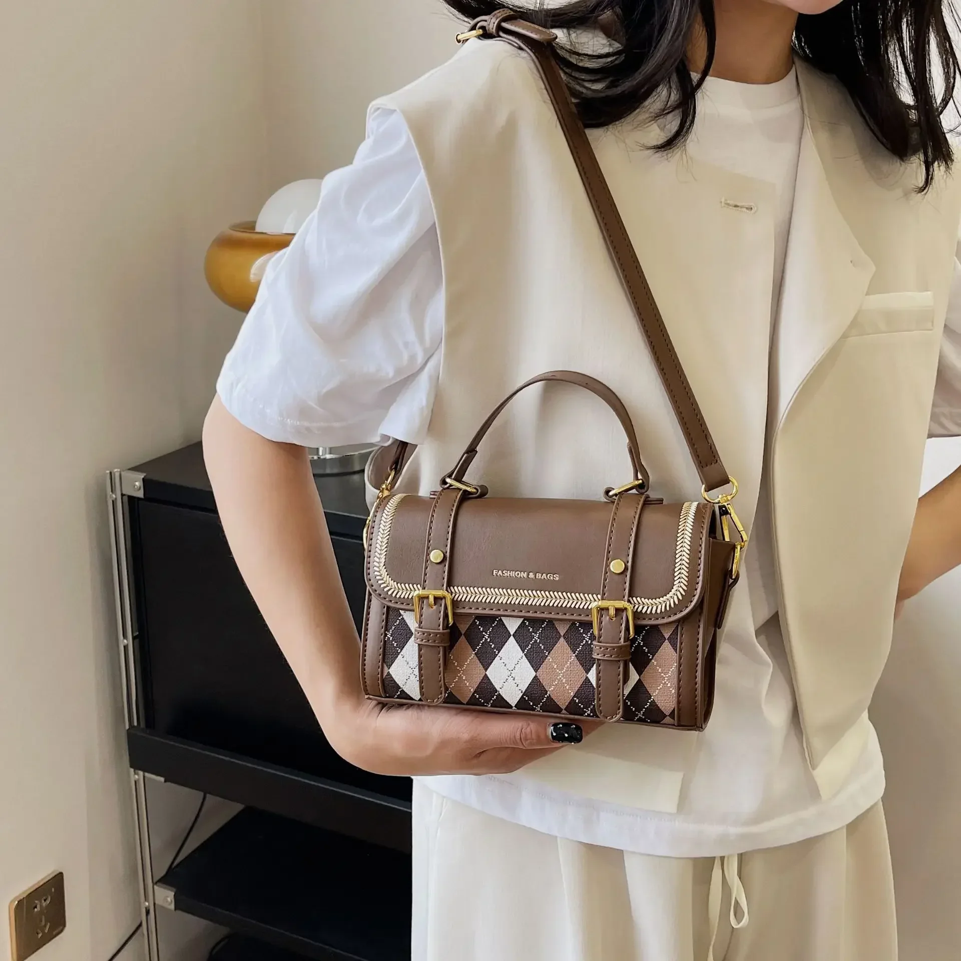 حقيبة مربعة صغيرة عصرية لخريف وشتاء 2025 - حقيبة ساعي كروس أنيقة محمولة