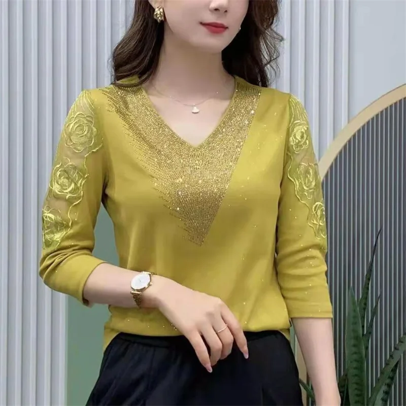 Summer New Korean Fashion Temperament Elegant Diamond Lace V-neck T-shirt Women\'s Solid Versatile Slim Fit Half Sleeved Top 2024