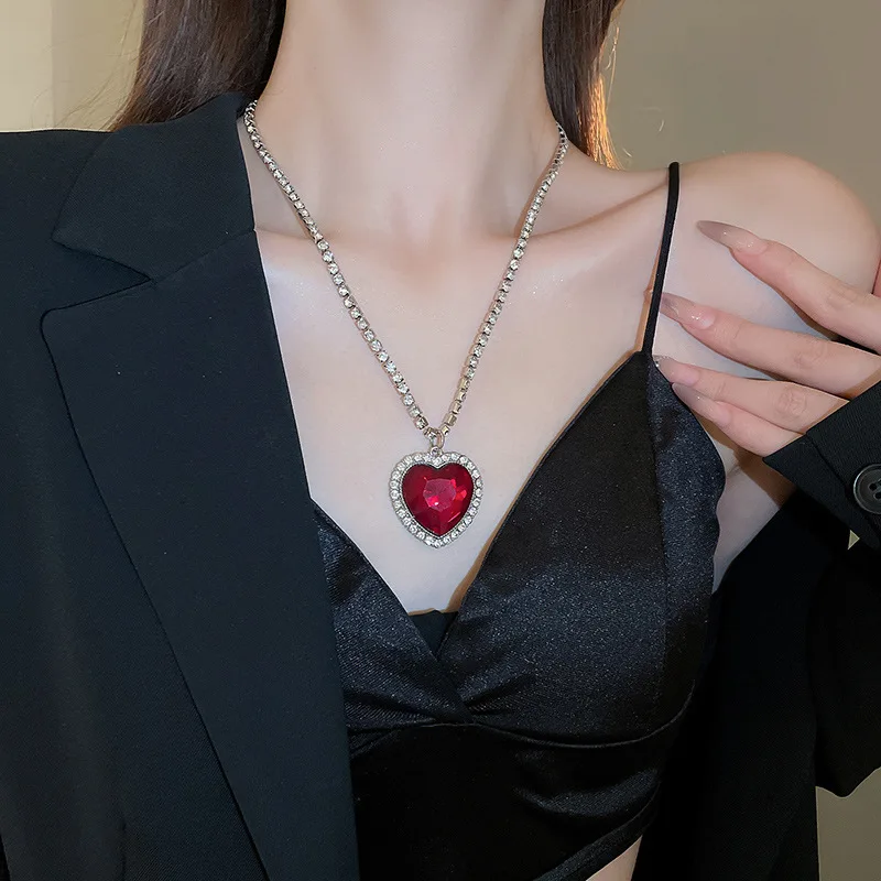 Exaggerated Red Crystal Heart Pendant Necklaces for Women Luxury Full Rhinestone Long Chain Necklaces Love Forever Jewelry Gifts