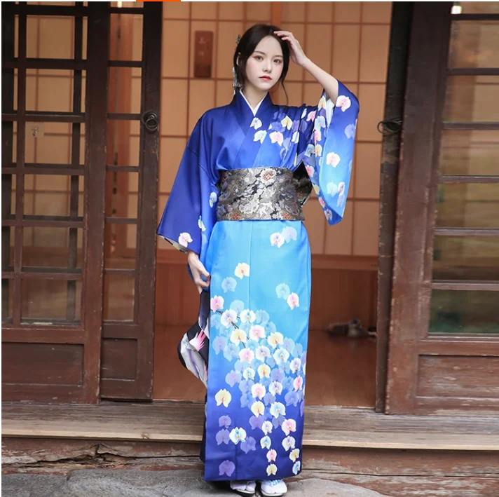 

Японское женское кимоно, традиционная улучшенная одежда в стиле ретро