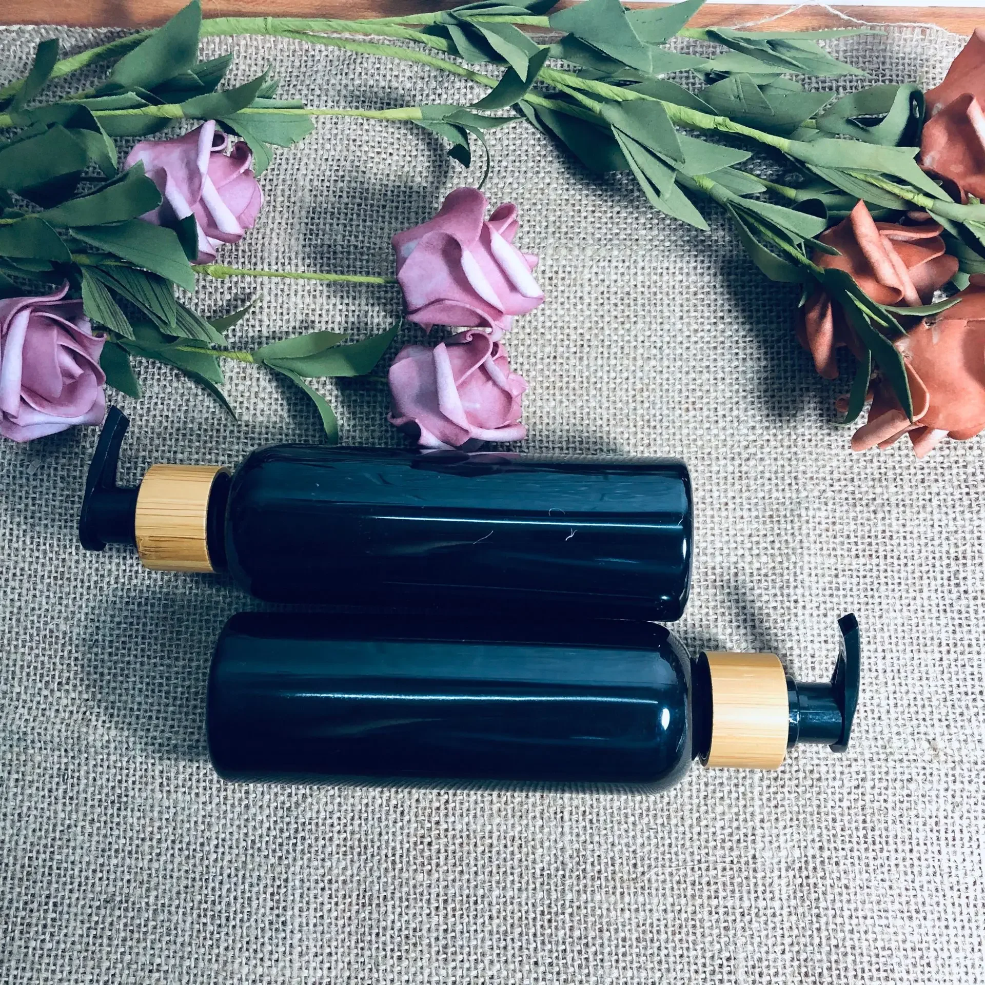 

Luxury Shower Body Cosmetic Round Black plastic Shampoo Serum lotion bottles Bamboo black/white disc cap refillable bottles