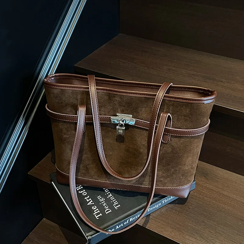 

Осенне-зимняя сумка-тоут в стиле ретро 2023 года — просторная сумка через плечо с ремешком через плечо, текстурированной тканью и винтажным стилем