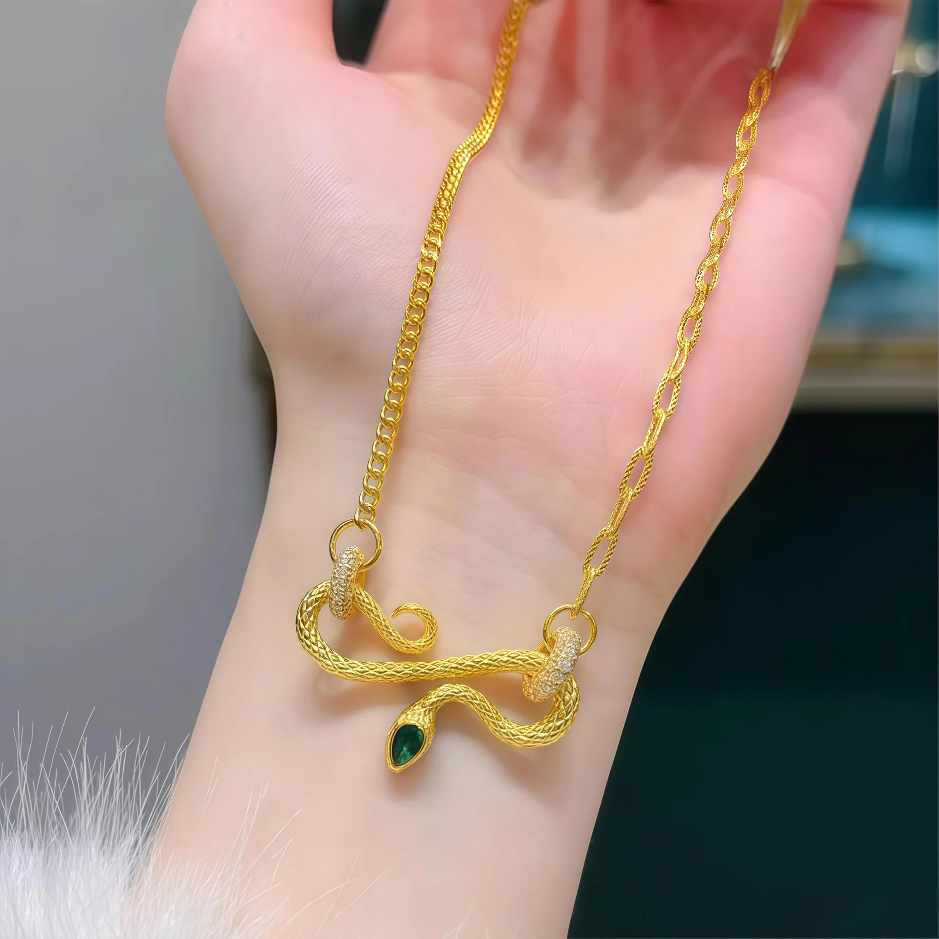 

Snake Pendant Necklace with Zircon, Green Serpent Choker Light Luxury Adjustable Chain Love Anniversary Gift for Her