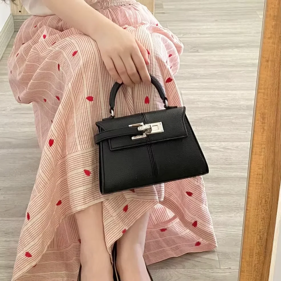 Luxuriöse Elise Mini Quadratische Umhängetasche: Schwarze Designer-Handtasche aus veganem Leder - Hochwertige Schultertasche für Damen – Detail 3