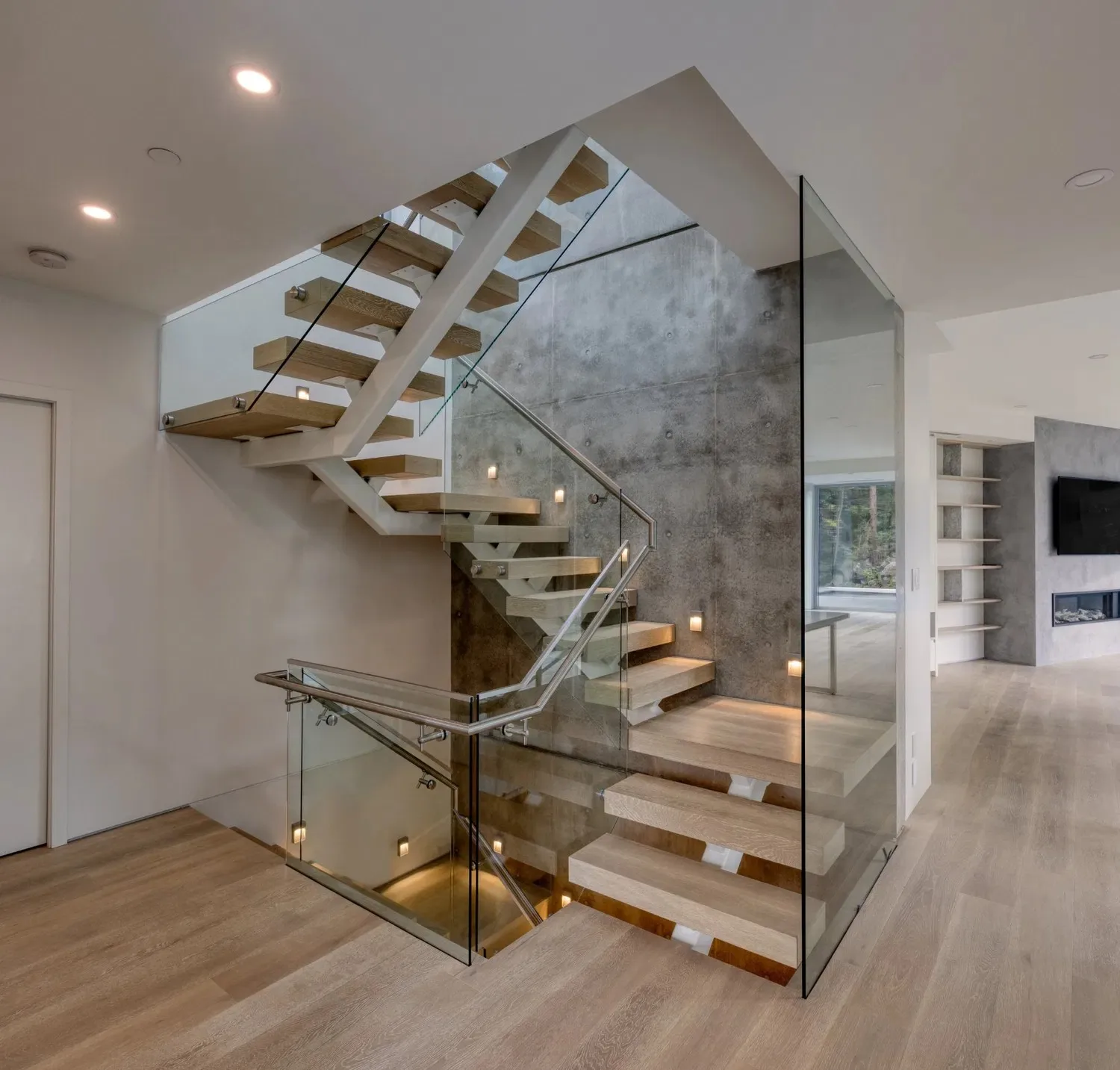 Modern Interior Stairs Designer Home Villa Wooden Stairs, Custom Stairs with Glass Stainless Steel Handrails