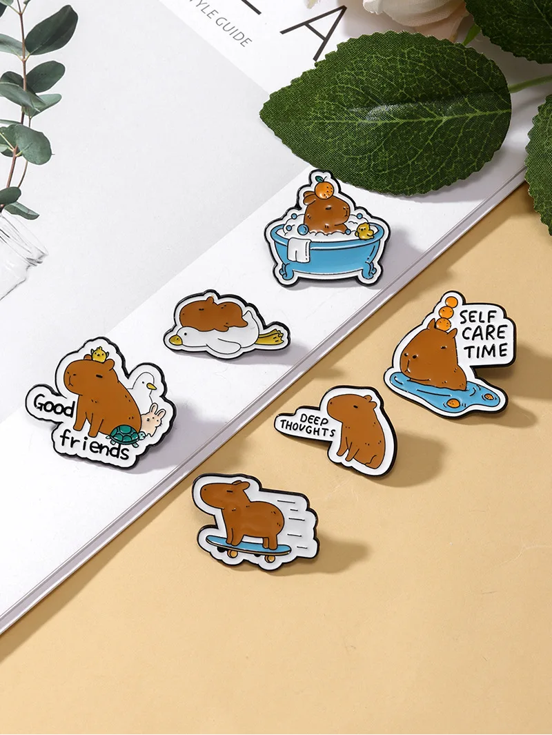 

Набор брошей капибары из 6 предметов, мультфильм, аниме, вода, свинья, пара одежды, шляпа, значок на рюкзак, подарок