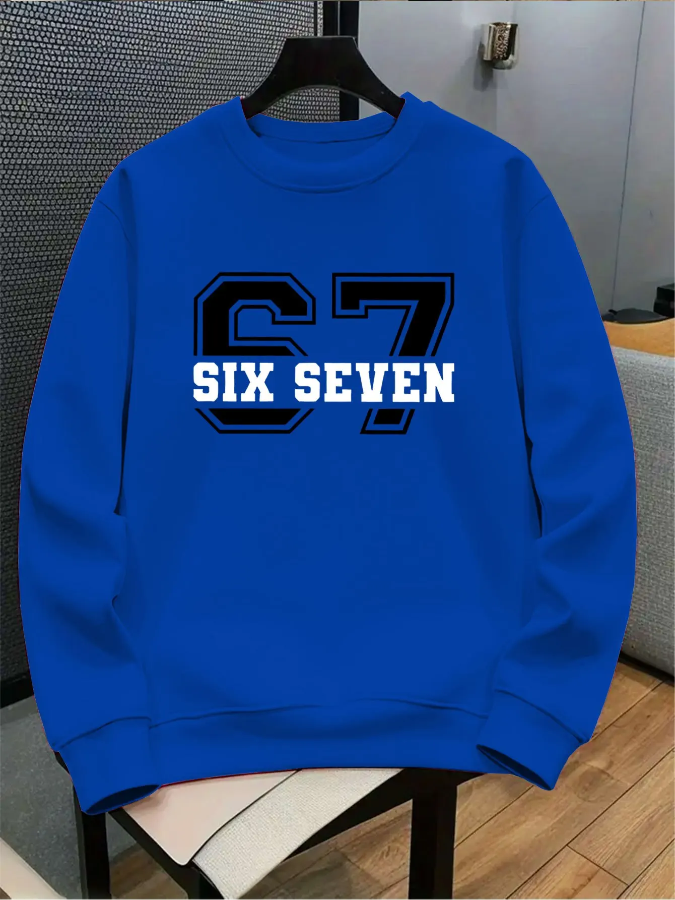 This autumn/winter children's crew neck sweatshirt features a large number67and the words 