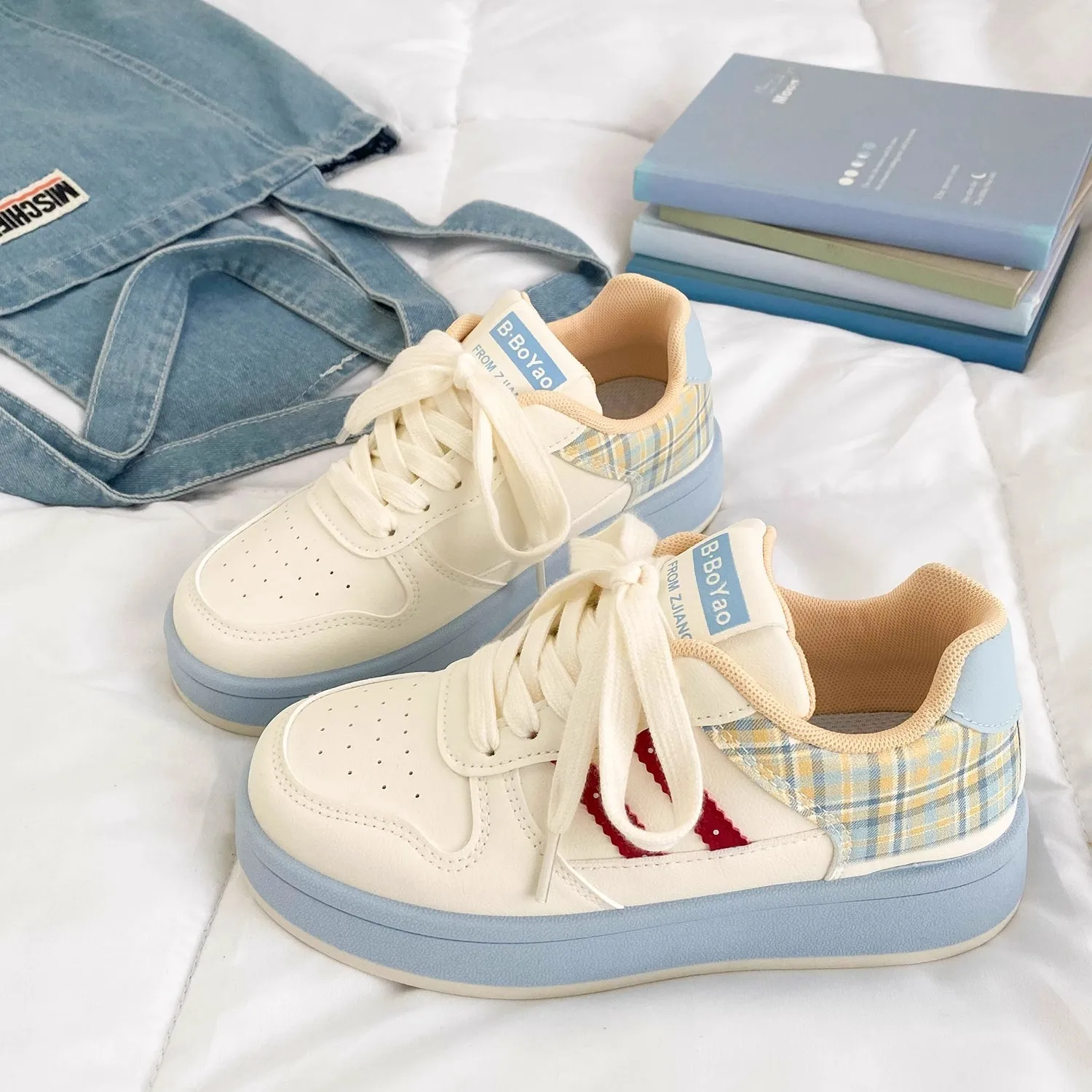 

20/5000 Thick-soled sports shoes are the new fashion in autumn - lightweight and comfortable flat shoes