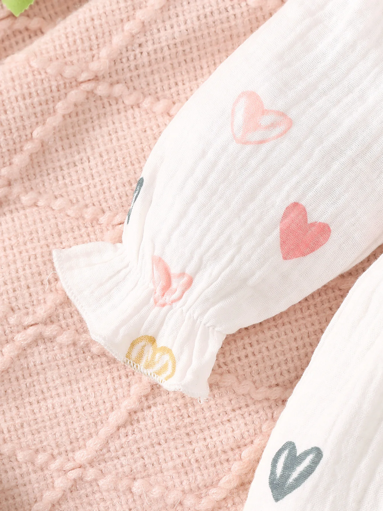 Frühlings- und Herbststil, süßer Baby-Mädchen-Overall mit langen Ärmeln, mit niedlichem Herz-Print-Muster, süßer Schleifendekoration auf der Brust, Outdoor-Strampler für Neugeborene, Baby-Mädchen-Overall. – Detail 3