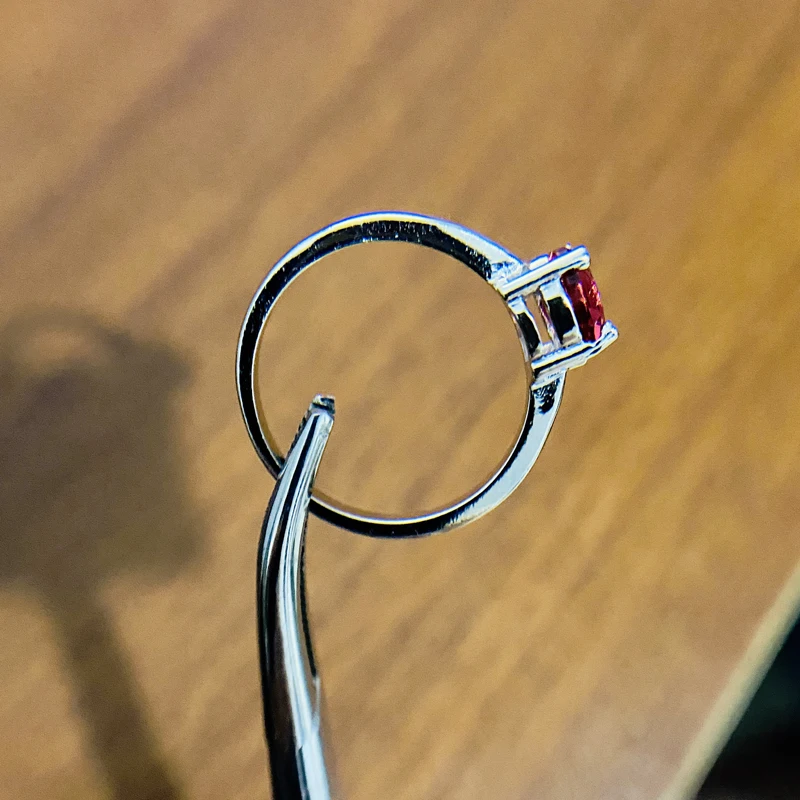 Modny pierścionek marki CZ Sterling Silver Color Big Red Round Ruby Stone Pierścionki dla kobiet Biżuteria Prezent ślubny Pierścionki ze stemplem — zdjęcie 3