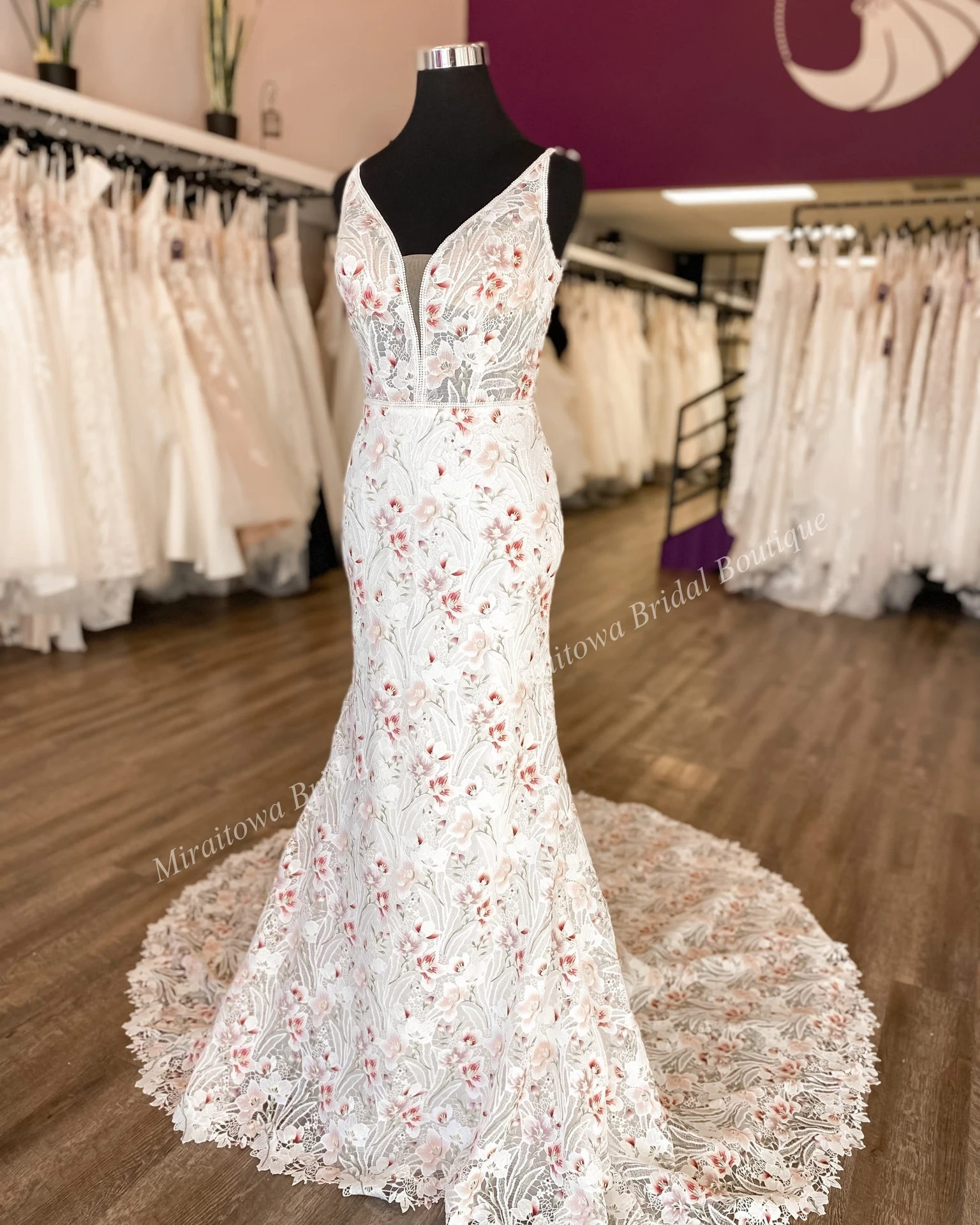 Vestido de novia de encaje Floral para novia, vestido de novia bohemio con escote en V profundo, vestido de novia colorido, tren largo cubierto con botones, 2024